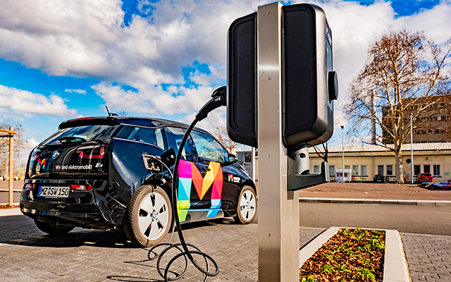 Elektroauto der Mainzer Stadtwerke beim Laden 4