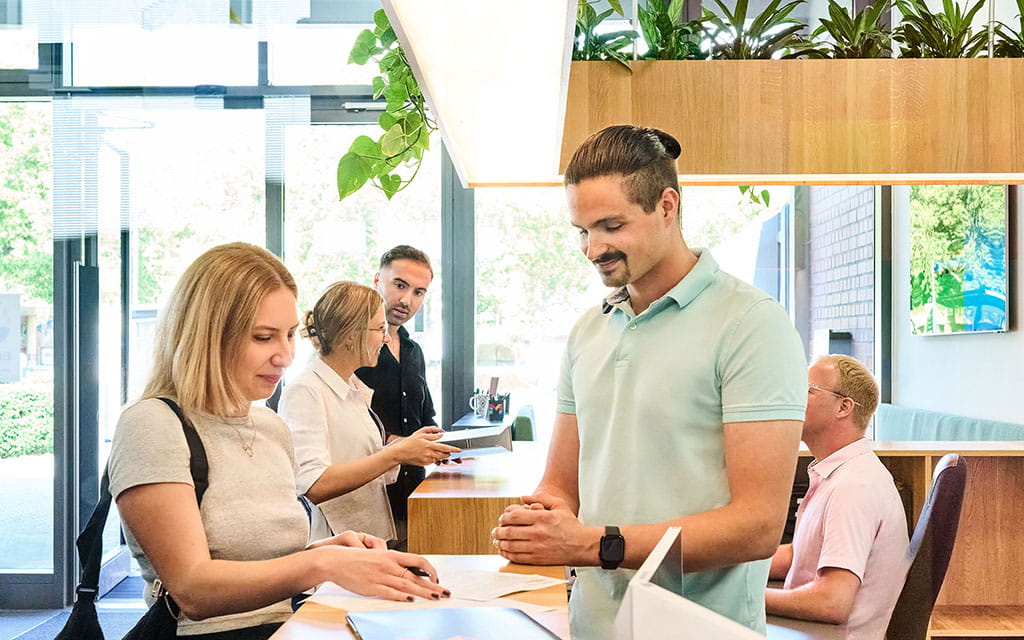 Energieladen Beratung einer Kundin im Energieladen der Mainzer Stadtwerke