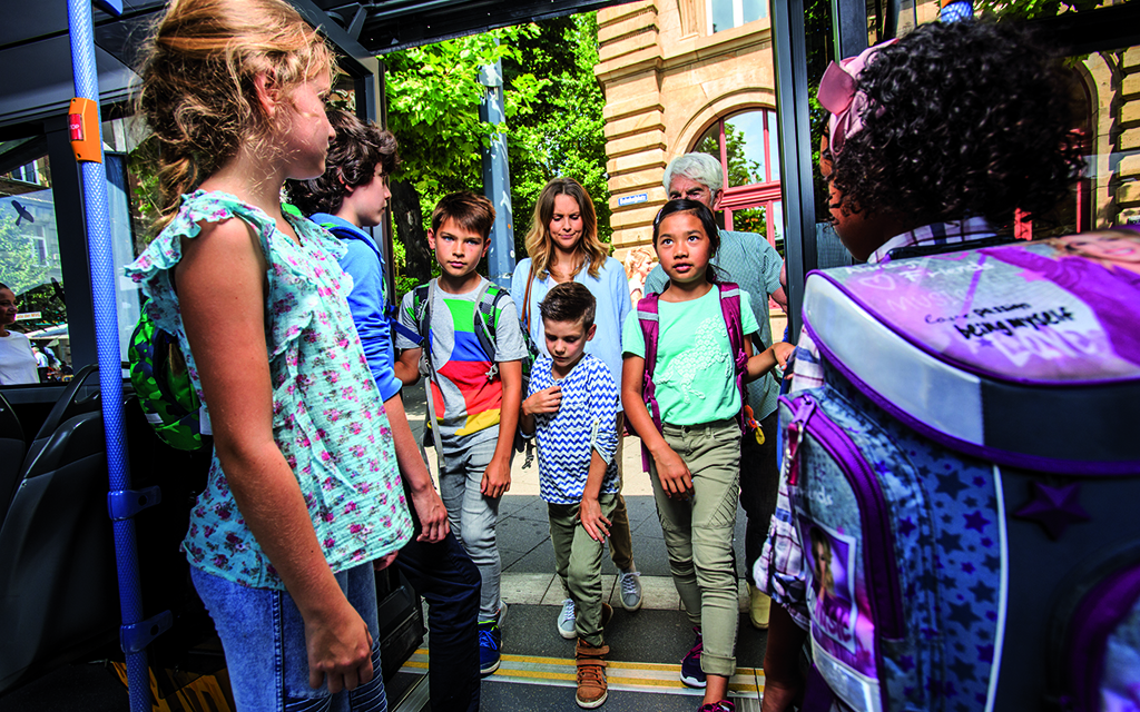Schüler steigen in den Bus ein 3
