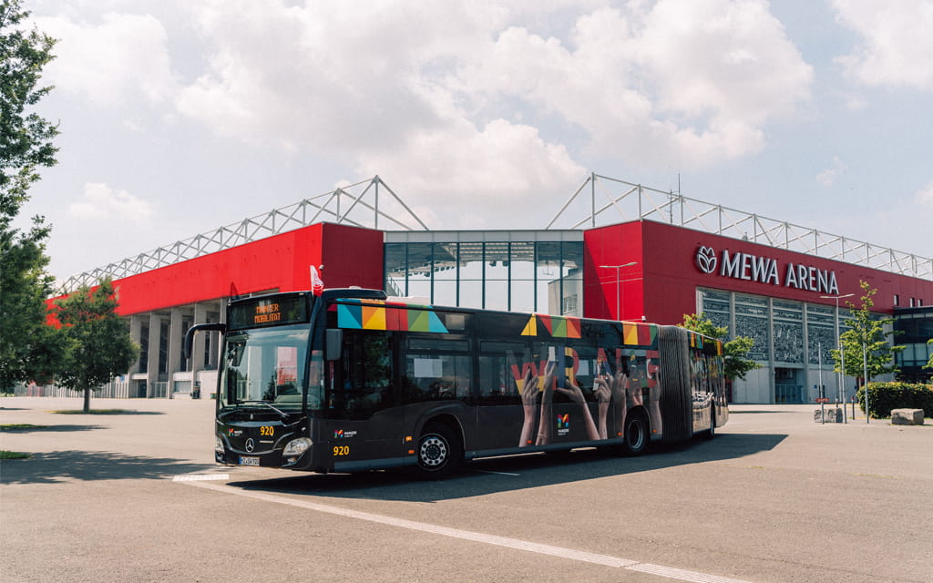 Gruppe Menschen an der Straßenbahnhaltestelle Opel Arena
