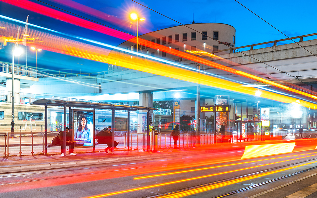 Haltestelle Hauptbahnhof West Mainz bei Abend