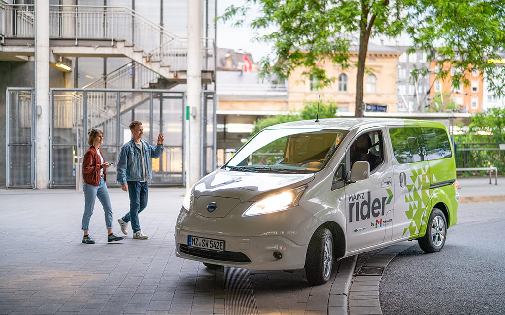 MainzRIDER holt am Hauptbahnhof Mainz zwei junge Menschen ab MainzRIDER holt am Hauptbahnhof Mainz zwei junge Menschen ab