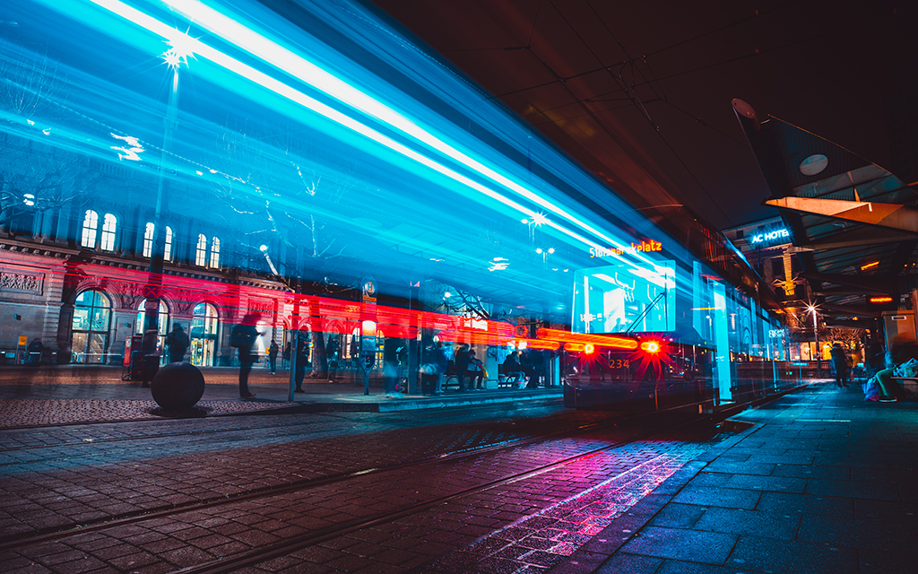 Straßenbahn am Hauptbahnhof Mainz bei Nacht 2