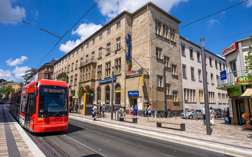 Straßenbahn fährt die Bahnhofstraße in Mainz entlang