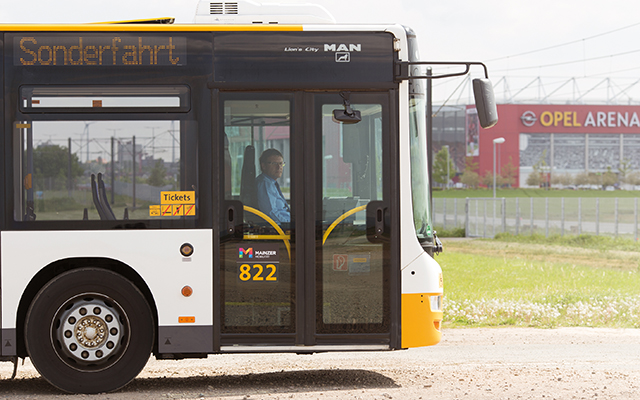 Ein Bus der Mainzer Mobilität an der Opel Arena Ein Bus, der „Sonderfahrt“ geschildert hat