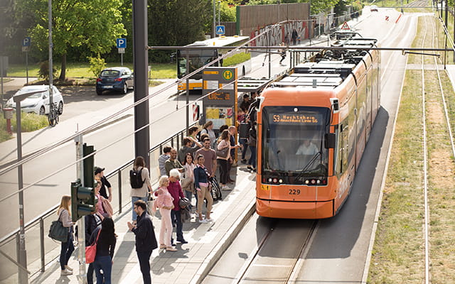 Straßenbahnhaltestelle Friedrich-von-Pfeiffer-Weg Straßenbahn an der Haltestelle Friedrich-von-Pfeiffer-Weg