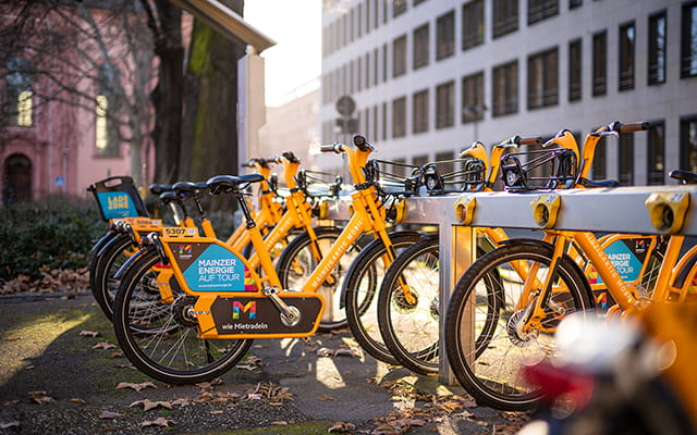 Mietradstation mit Fahrrädern und Peterskirche im Hintergrund
