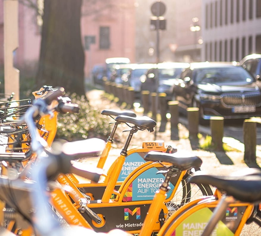 Mietradstation der Mainzer Mobilit&#228;t am Ernst-Ludwig-Platz mit der Peterskirche im Hintergrund