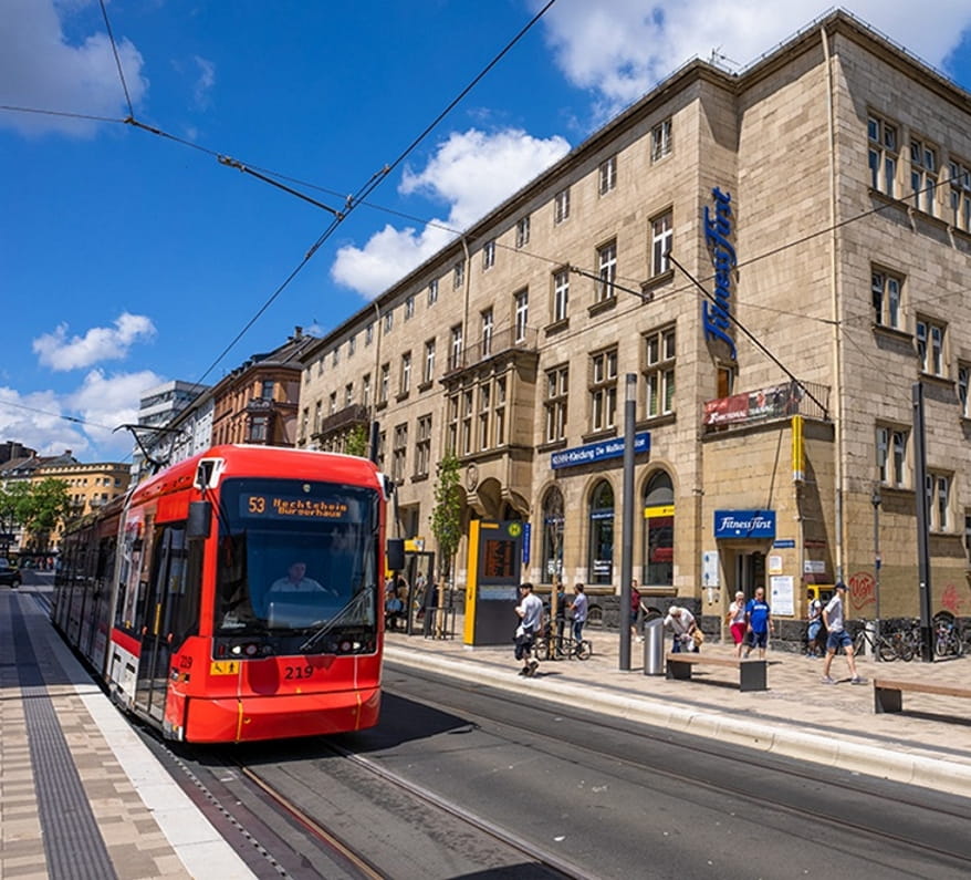 Stra&#223;enbahn der Mainzer Mobilit&#228;t f&#228;hrt die Bahnhofstra&#223;e in Mainz entlang