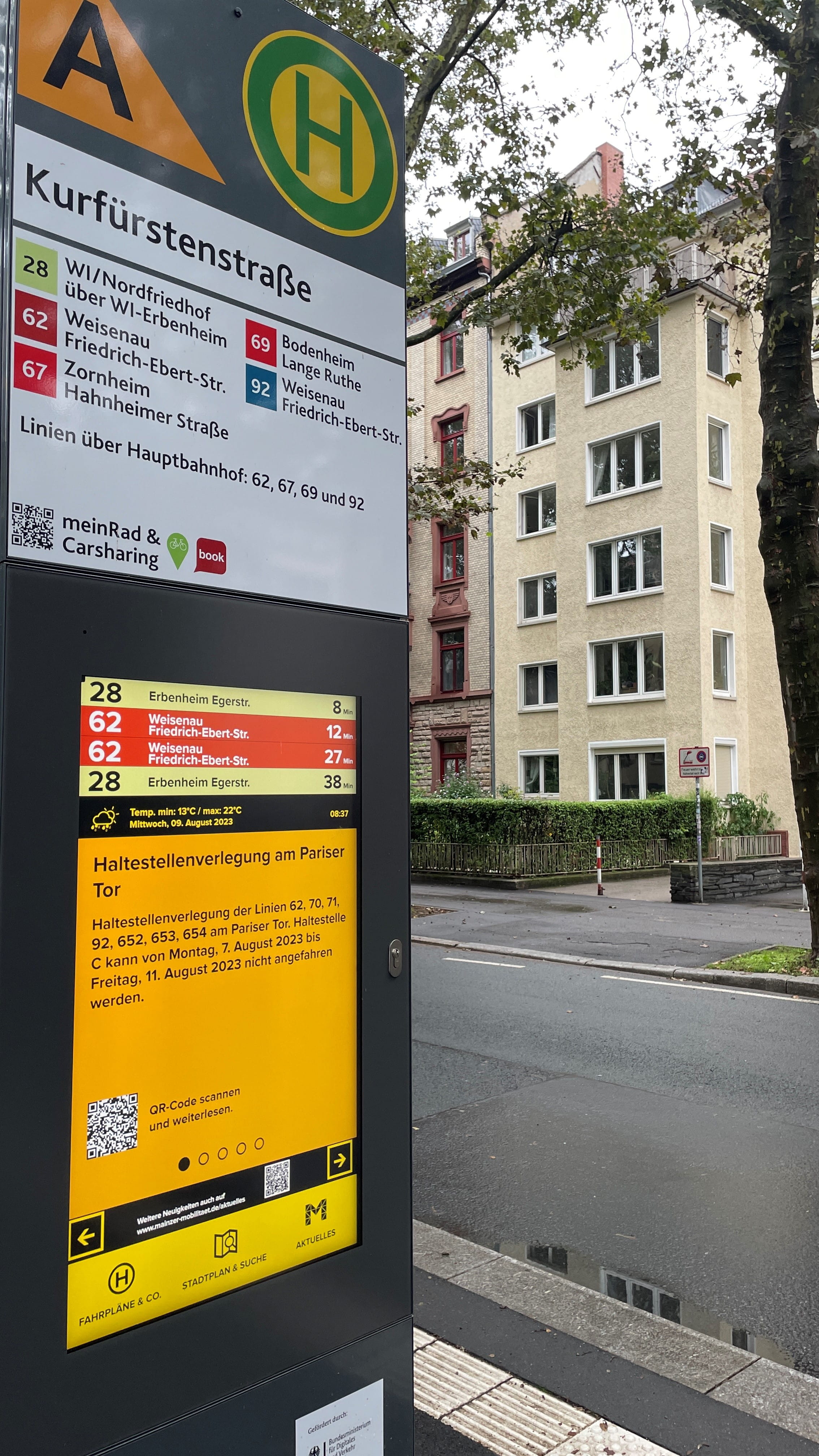 Foto einer MobilitätsInfosäule mit Abfahrtsmonitor