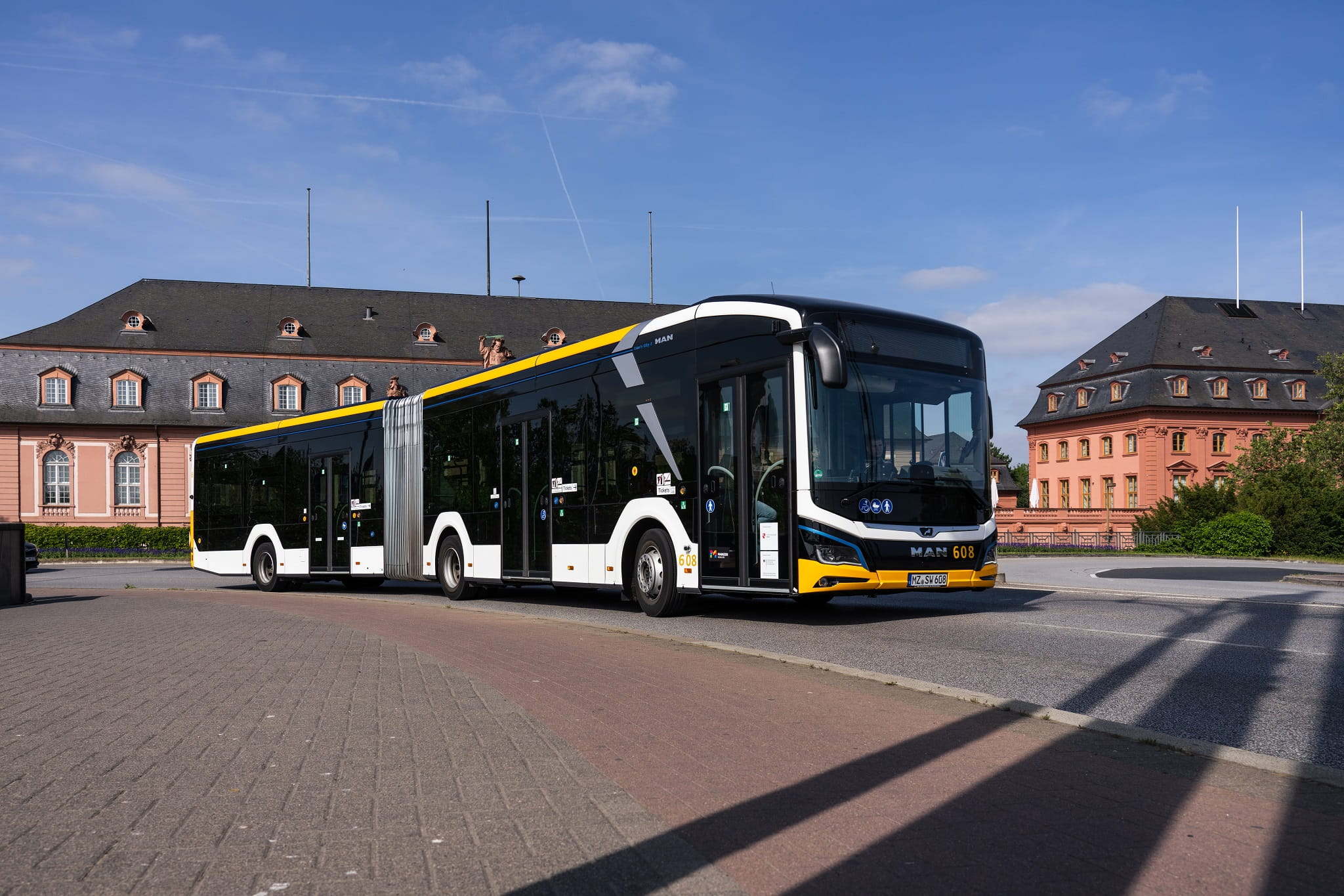 Foto eines Busses auf der Theodor-Heuss-Brücke