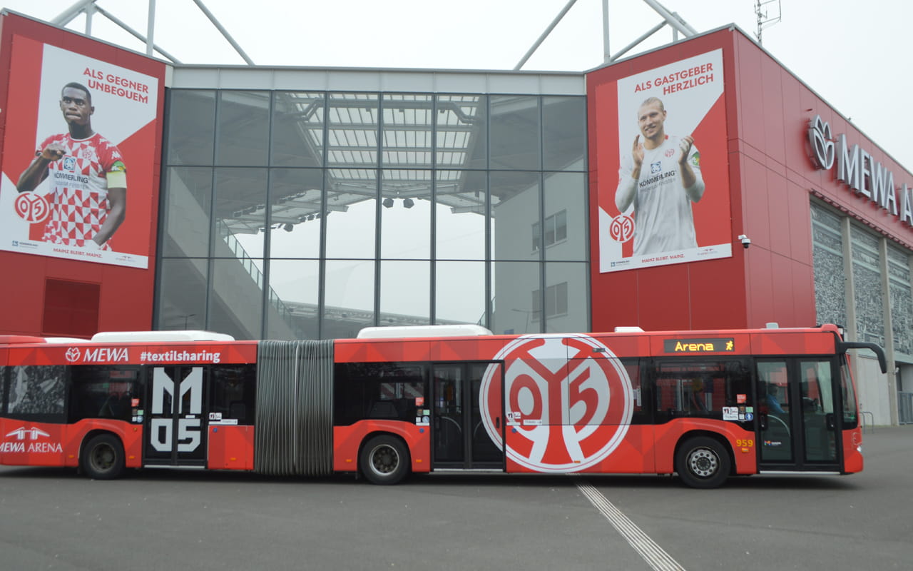 Ein Bus, der „Sonderfahrt“ geschildert hat