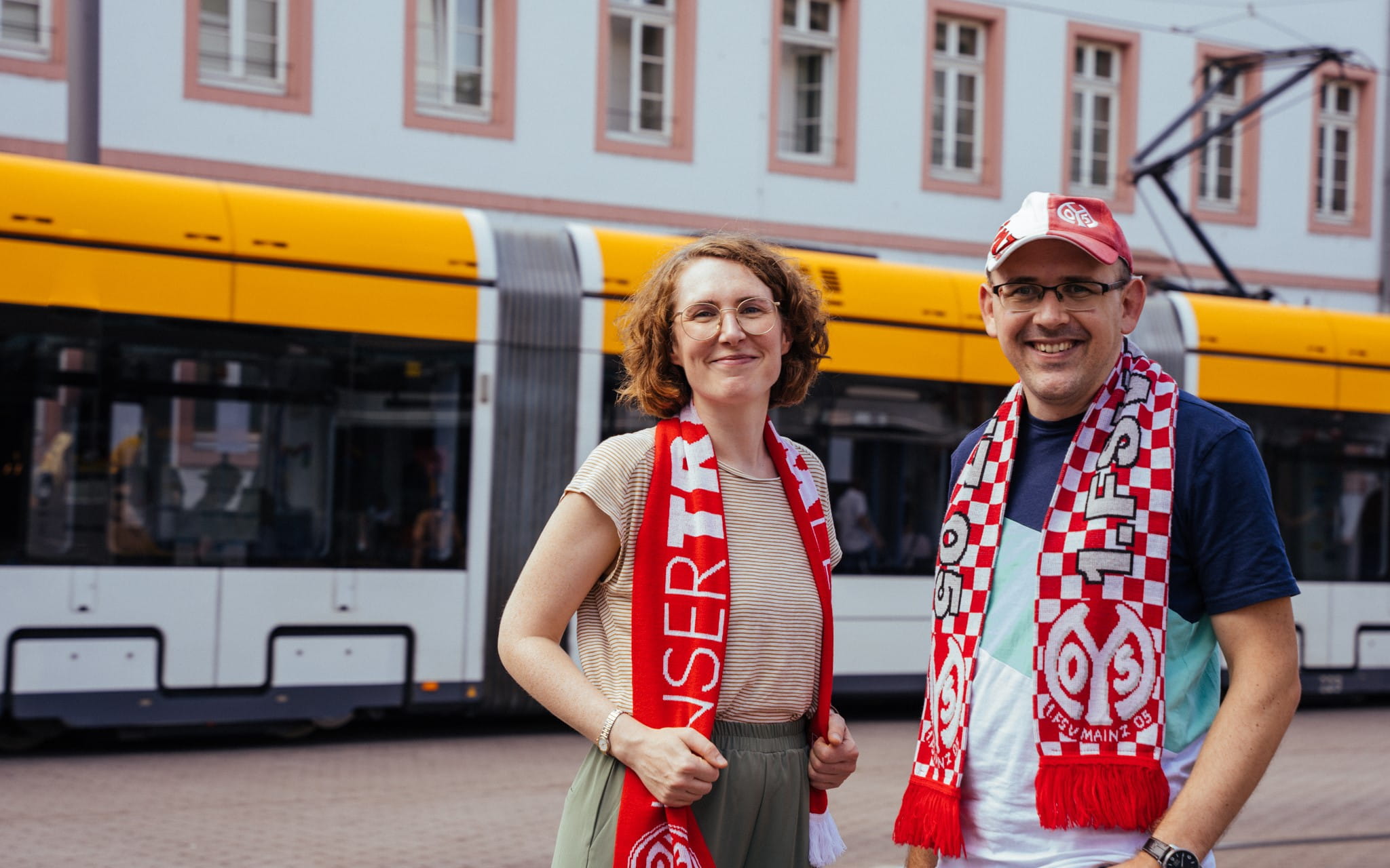 Gruppe Menschen an der Straßenbahnhaltestelle Opel Arena