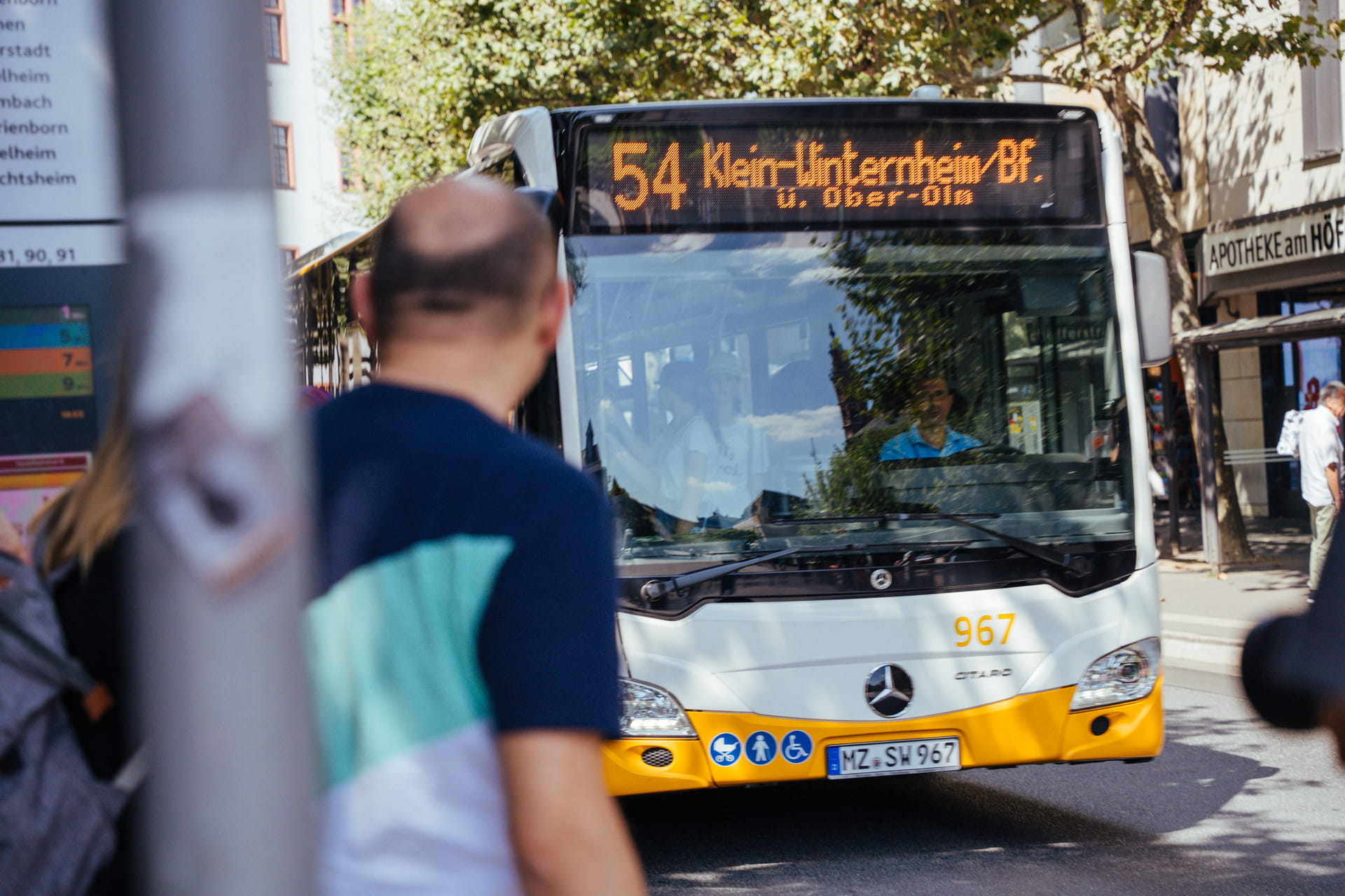 Mann am Hoefchen in Mainz vor Bus