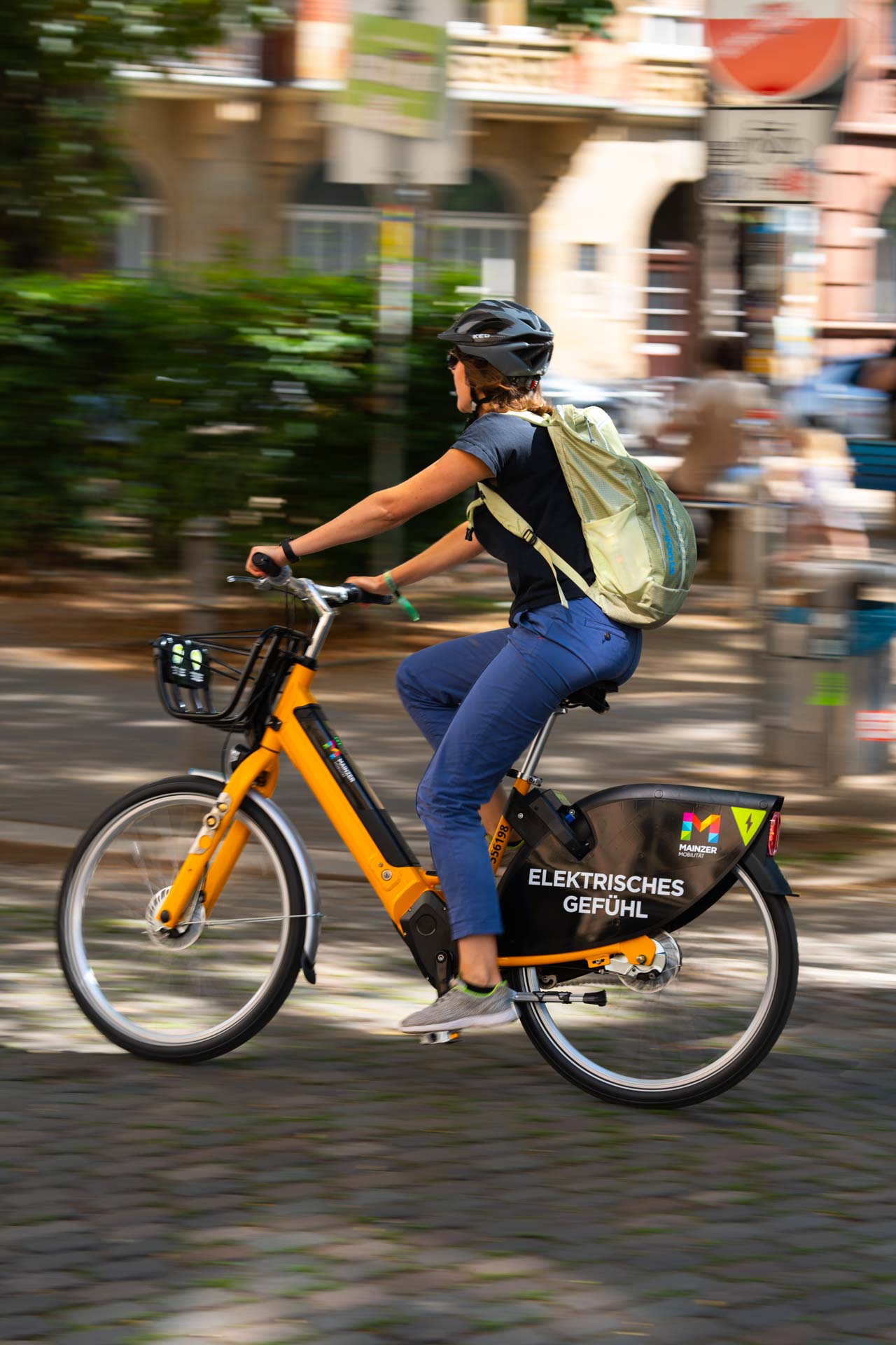 Foto einer auf einem Pedelec fahrenden Person