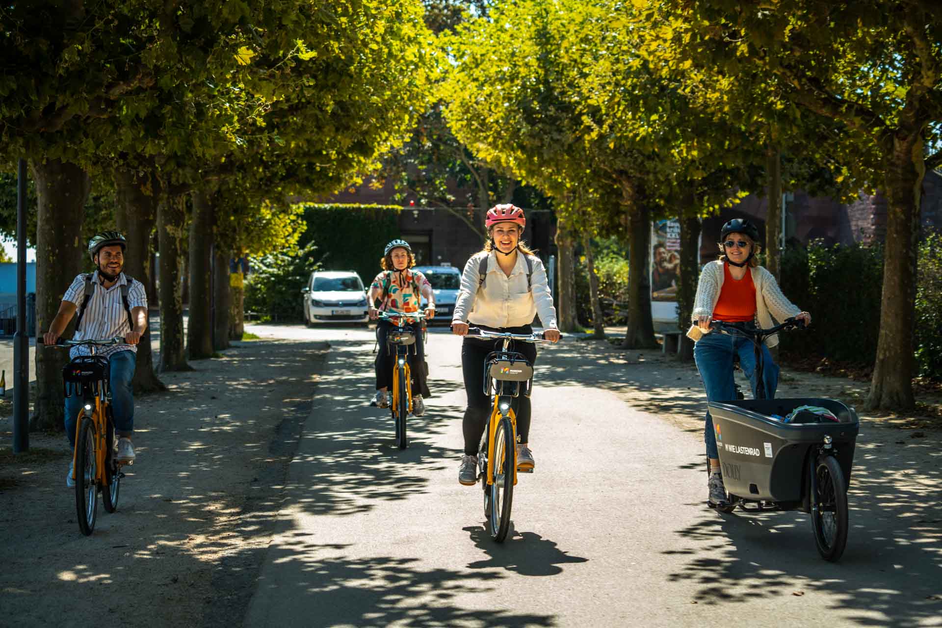 Vier fahrende Menschen auf verschiedenen Radtypen