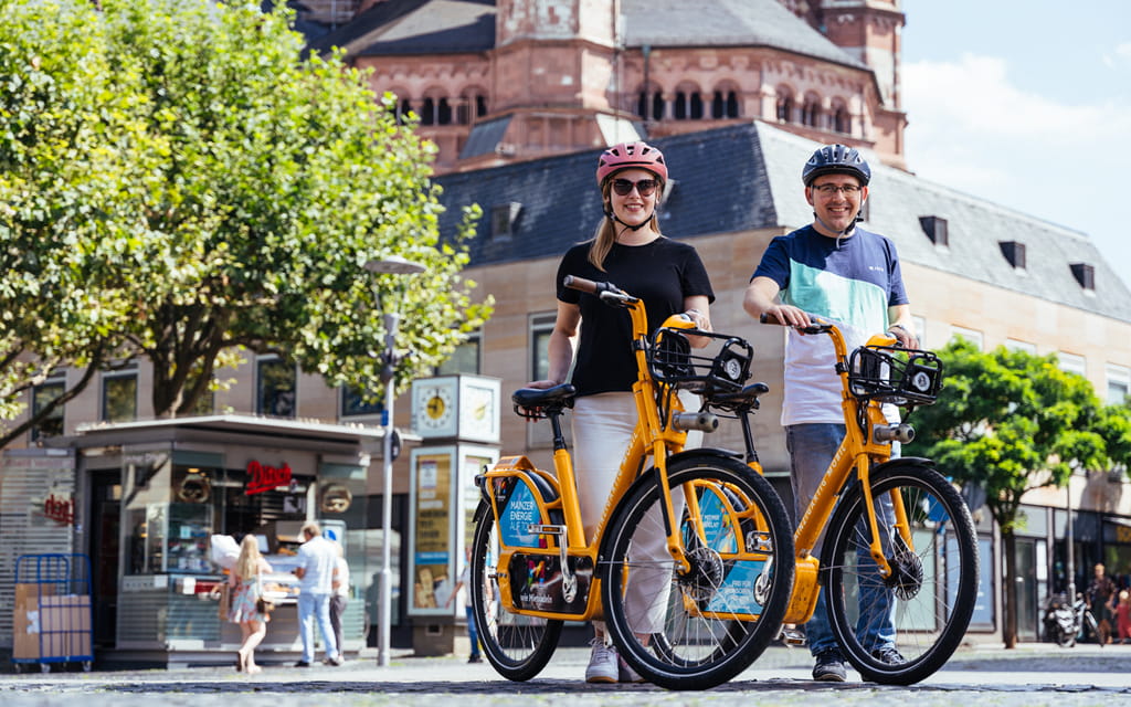Foto von zwei Personen je neben einem meinRad stehend