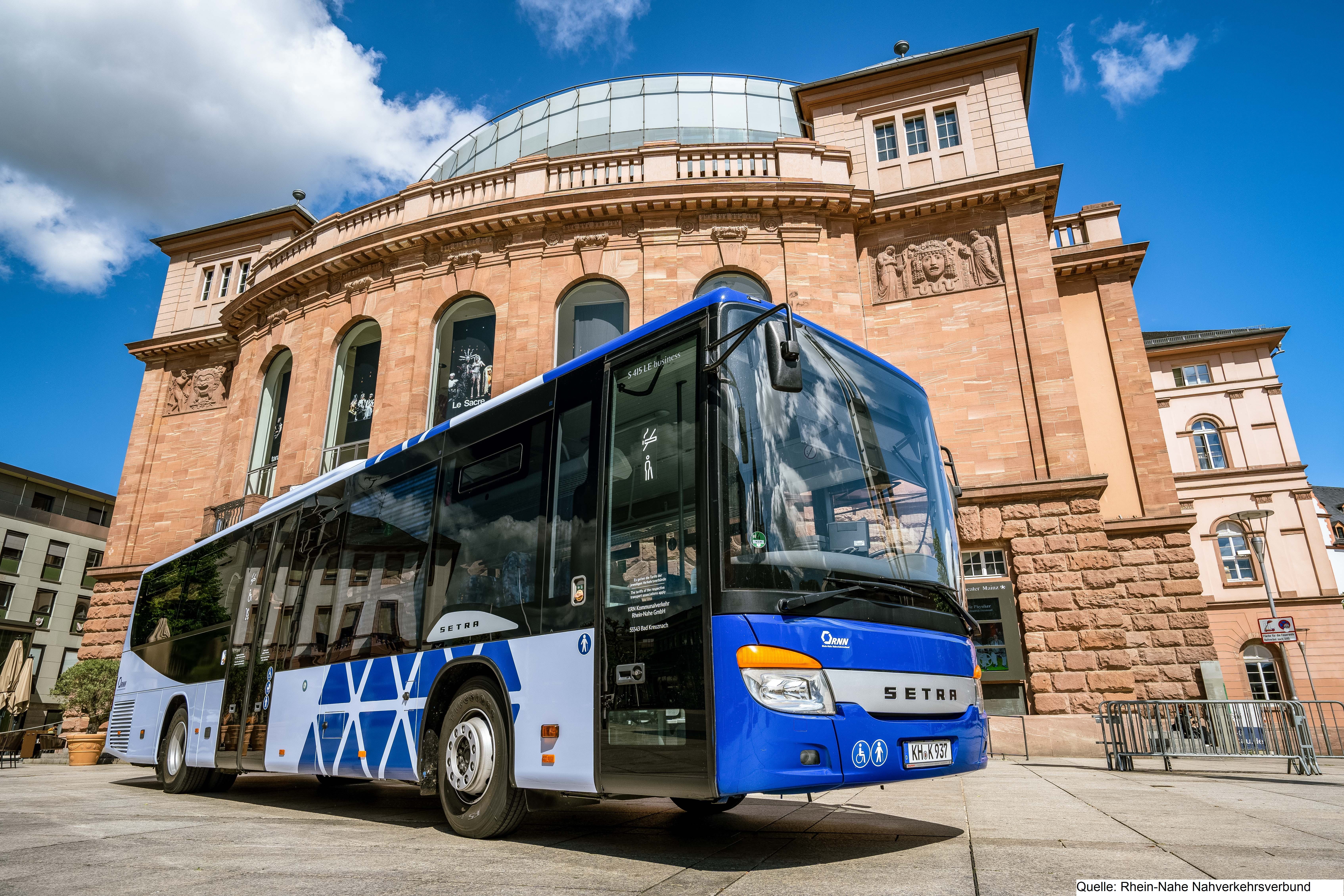 KRN-Bus im RNN-Design auf dem Gutenbergplatz vor dem Staatstheater