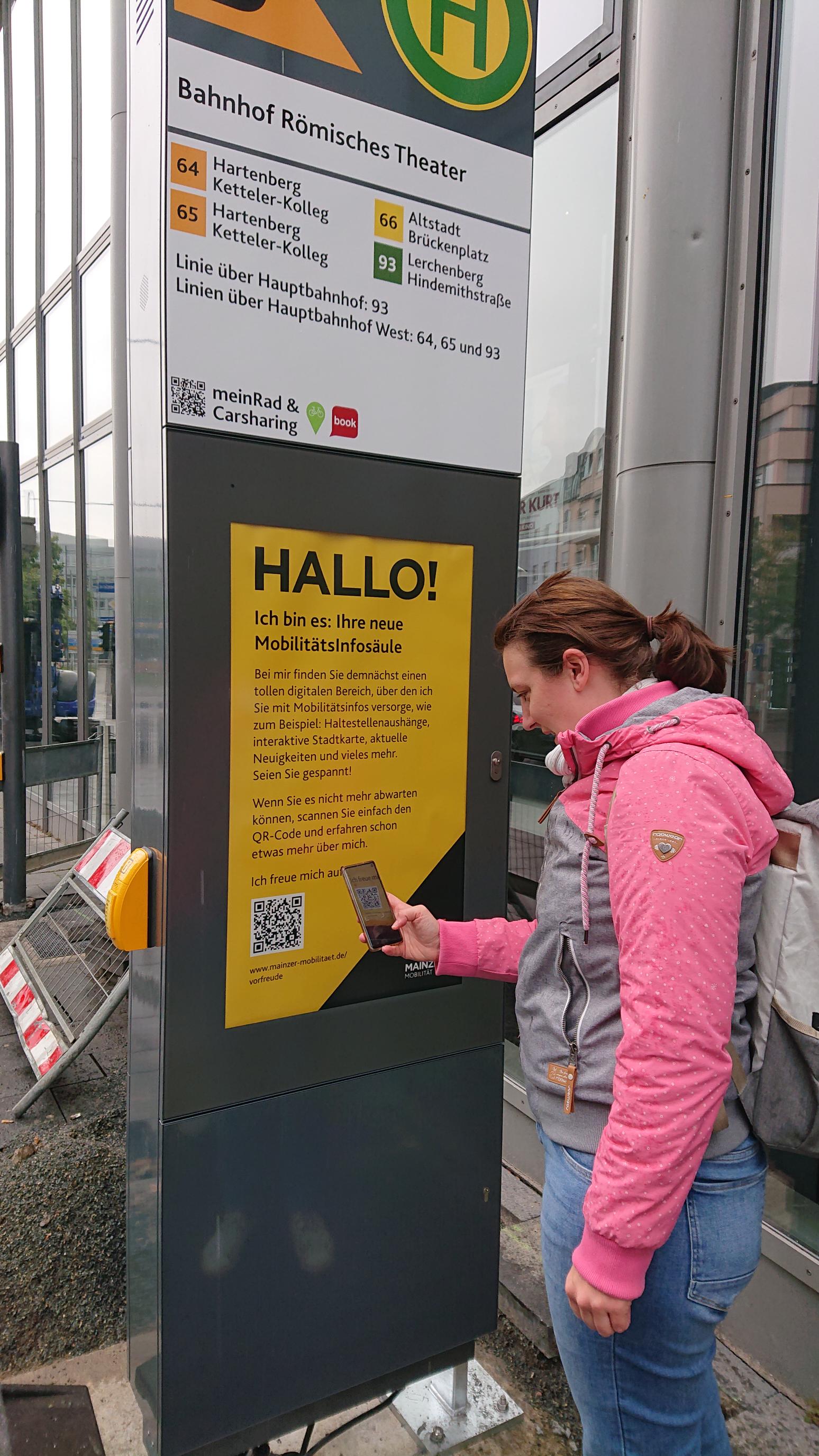 Foto einer Frau vor der neuen MobilitätsInfosäule