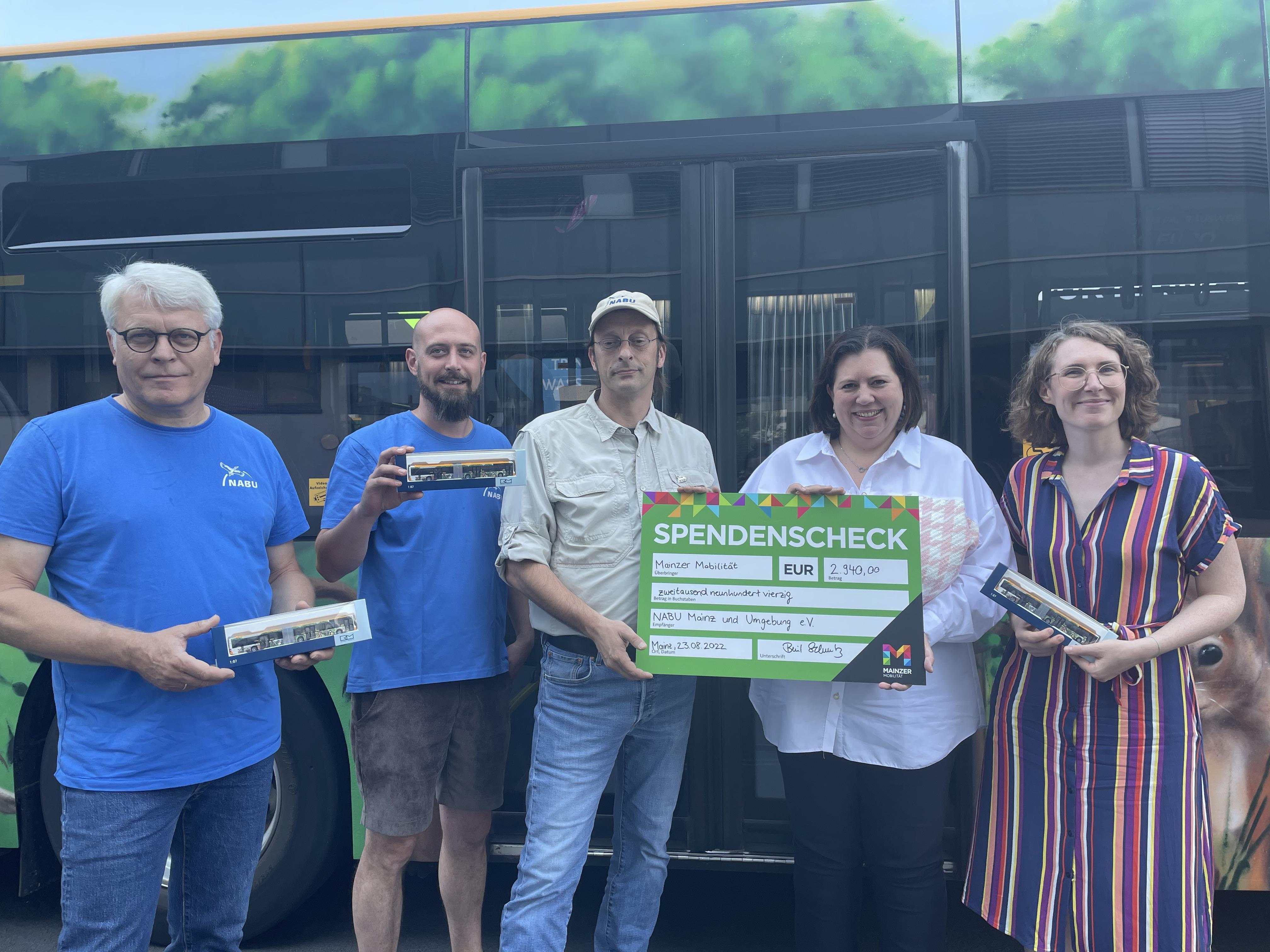 Spendenuebergabe NABU Graffitimodellbus Spendenuebergabe NABU Graffitimodellbus
