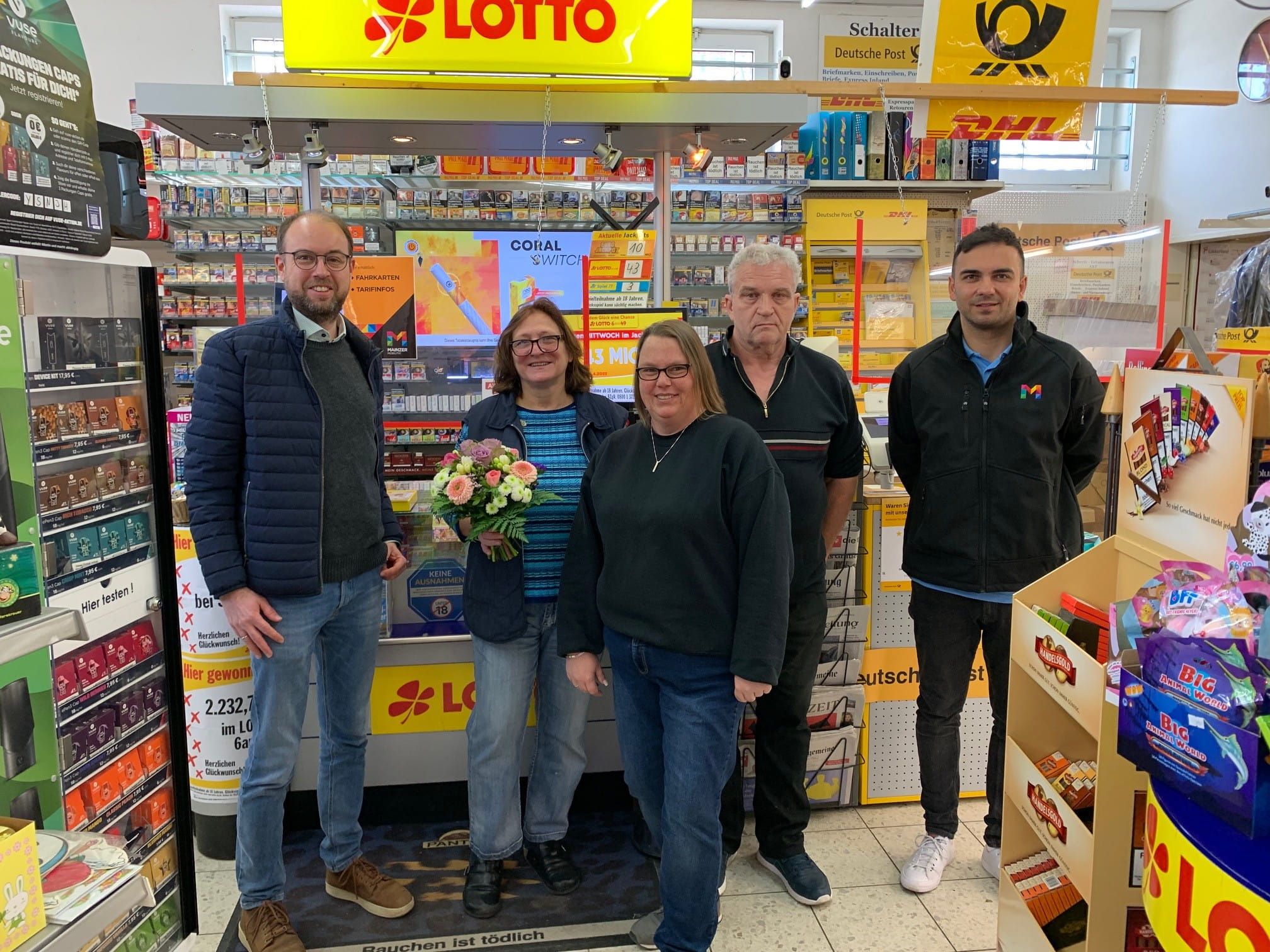 Foto von Vertreter/innen der Mainzer Mobilität und von Schreibwaren Axt