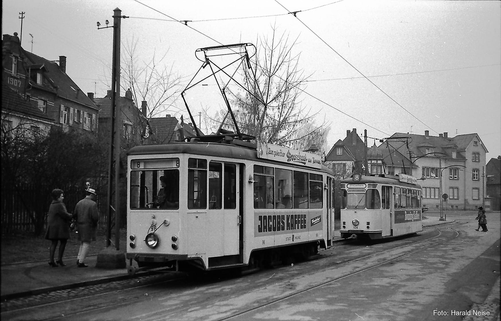 Zweites von drei alten Bildern von Straßenbahnen