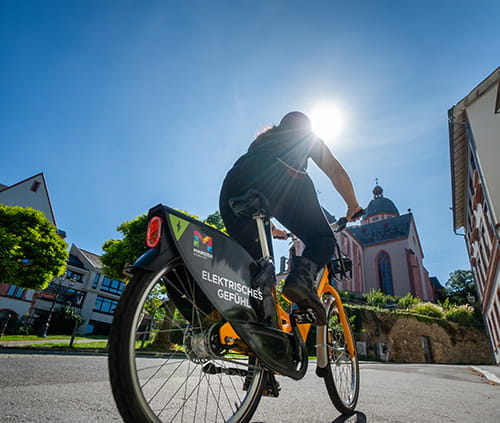 Seitenansicht Pedelec mit Fahrerin