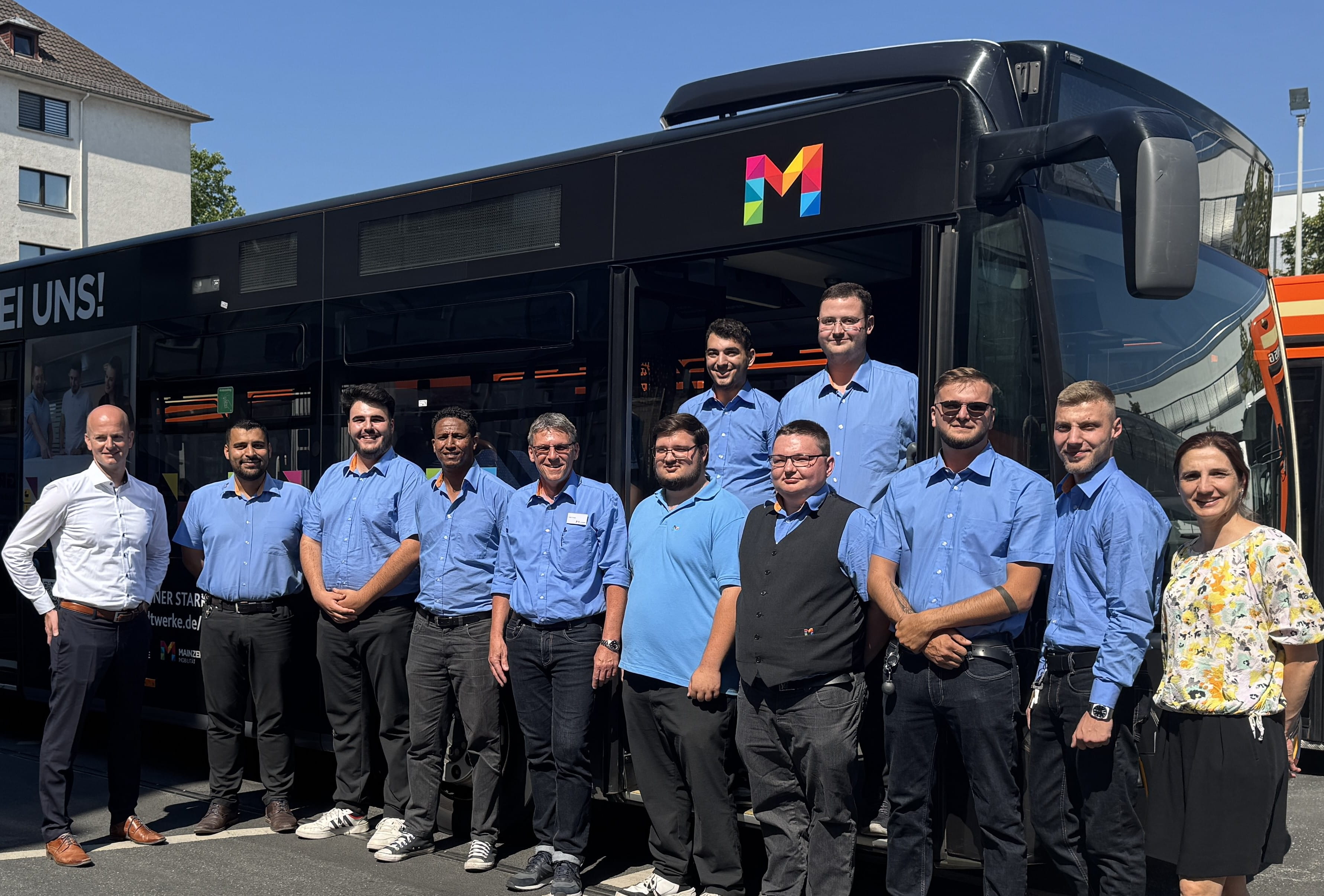 Foto der bestandenen Busfahrer-Azubis mit dem Ausbilder und der Teamleiterin und Geschaeftsfuehrer