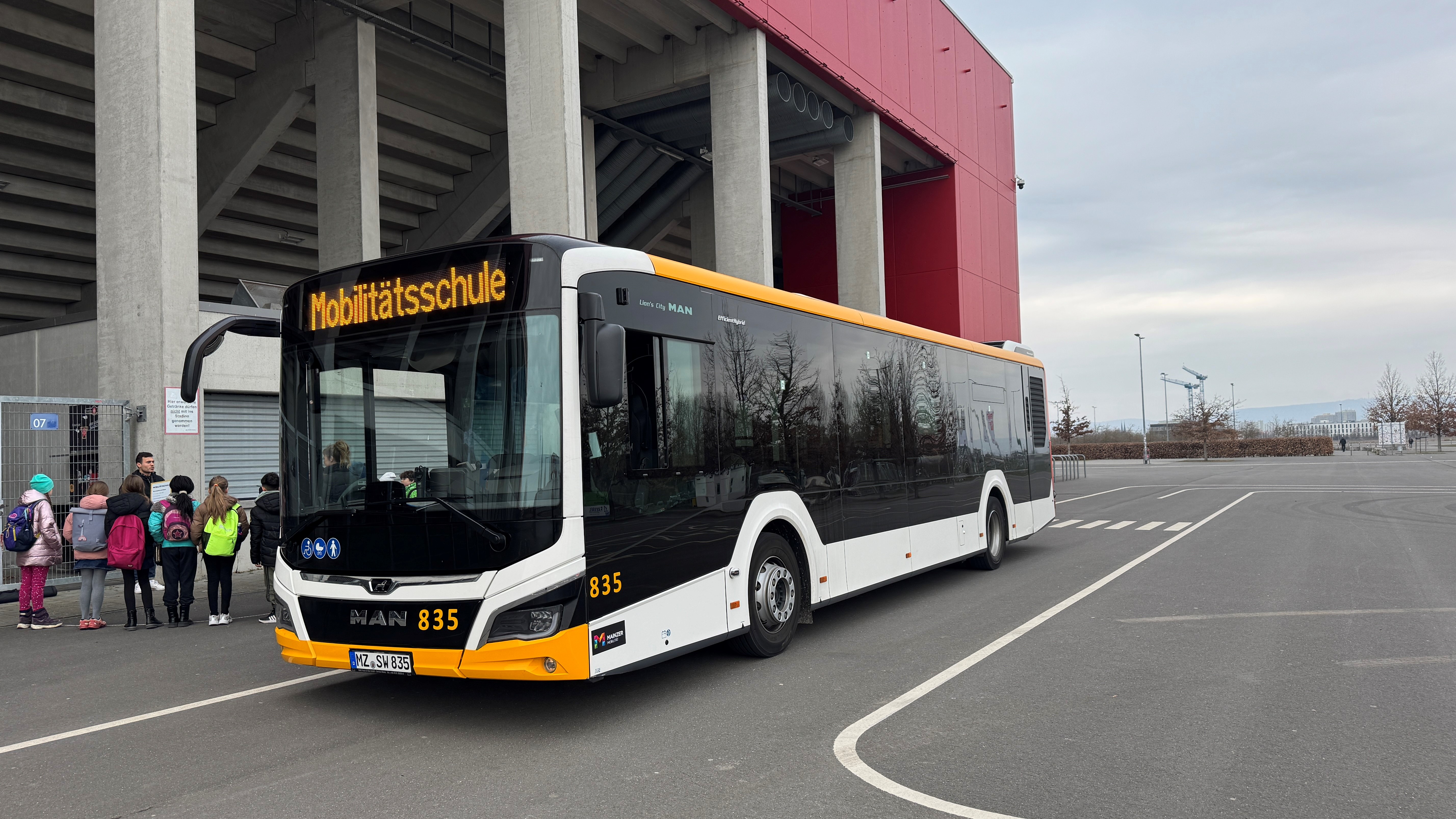 Foto eines Busses mit der Aufschrift Mobilitätsschule