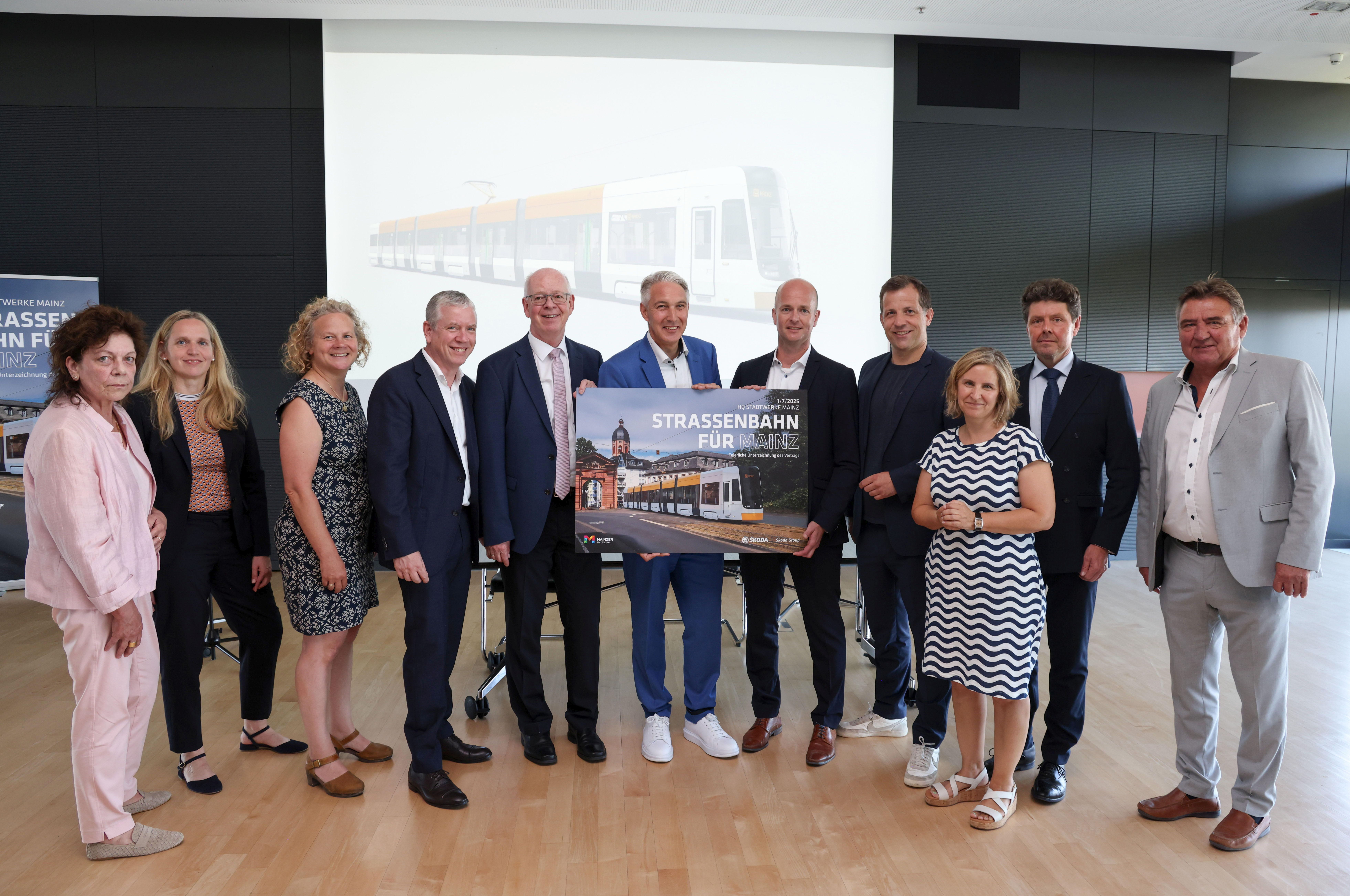 Bild der Unterzeichner mit Skoda-Schild davor