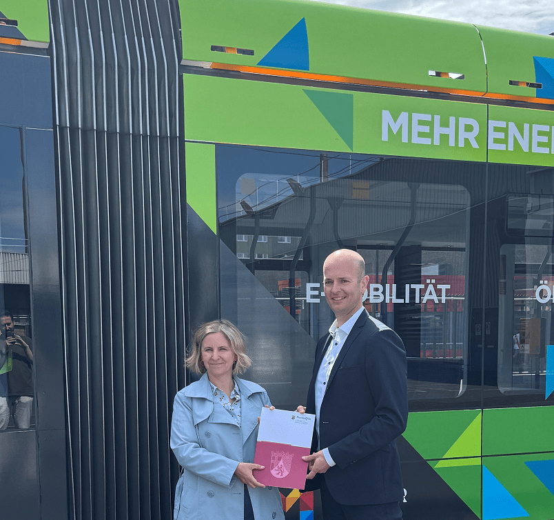 Foto von Katrin Eder und Florian Wiesemann mit dem Förderbescheid in der Hand