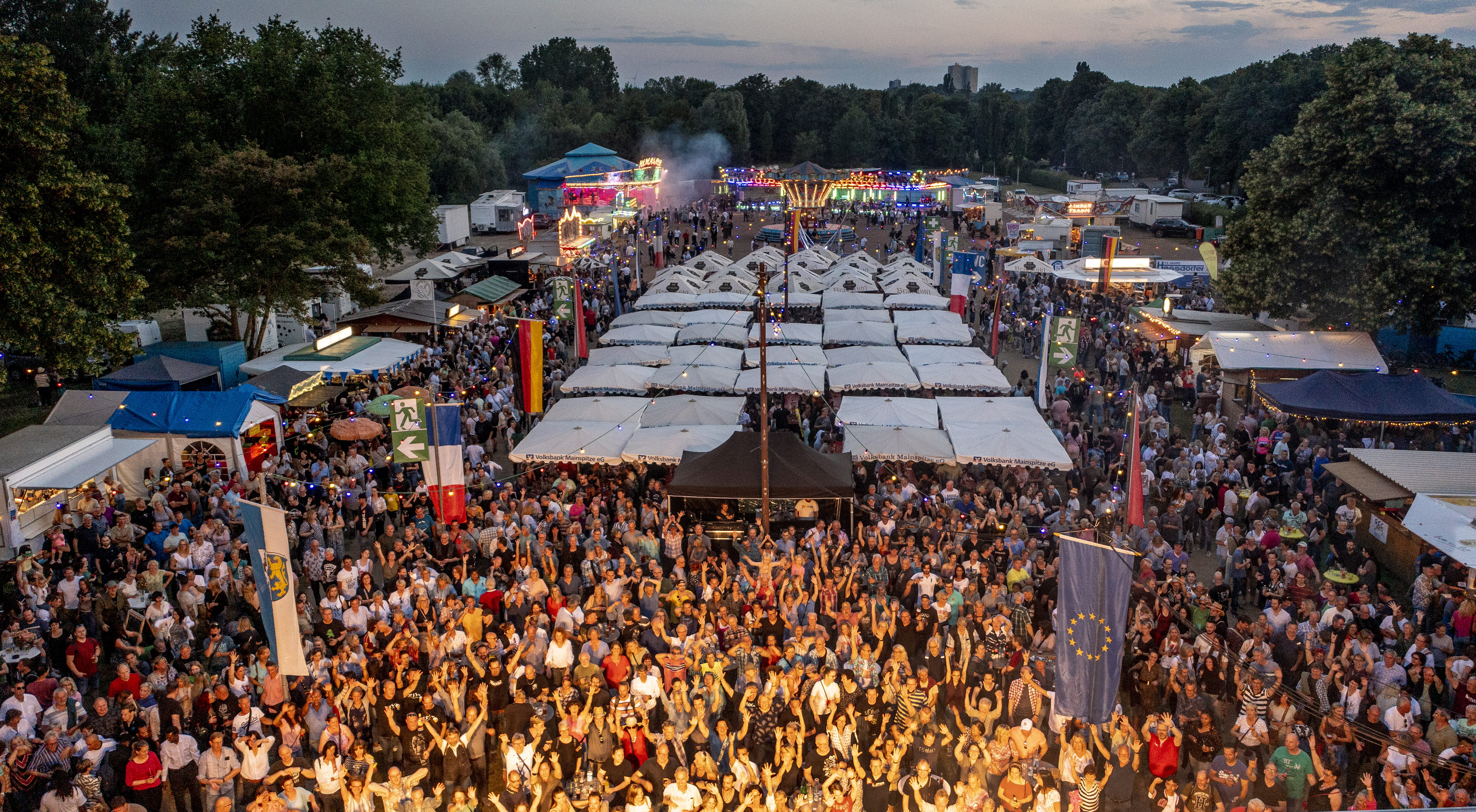 Foto von der Besuchermasse vor der Bühne beim Burgfest