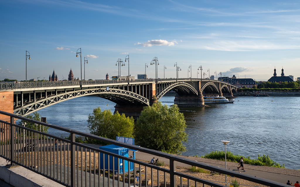 Foto der Theodor-Heuss-Brücke bei blauem Himmel