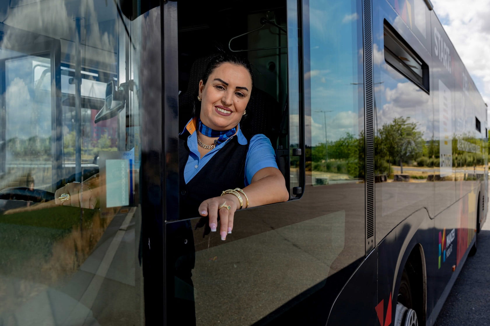 Busfahrerin schaut aus ihrem Fahrerfenster