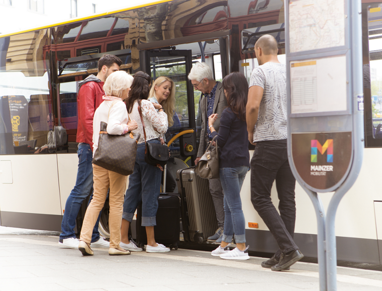 Eine Menge Menschen lässt andere Fahrgäste zuerst aussteigen