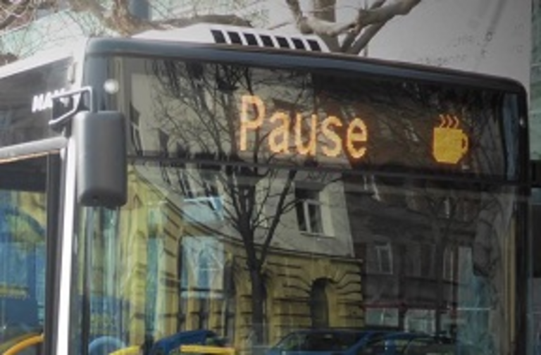 Aufnahme der Zielanzeige eines Busses mit dem Wort "Pause"