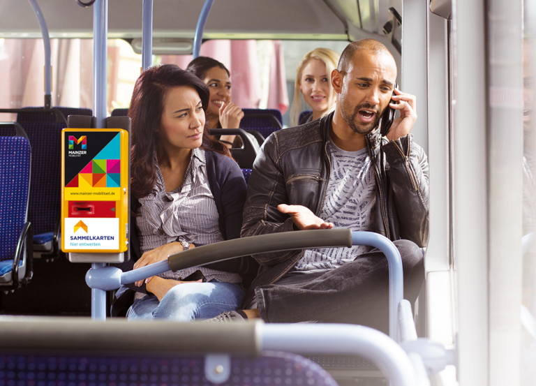 Ein junger Mann telefoniert lautstark im Bus