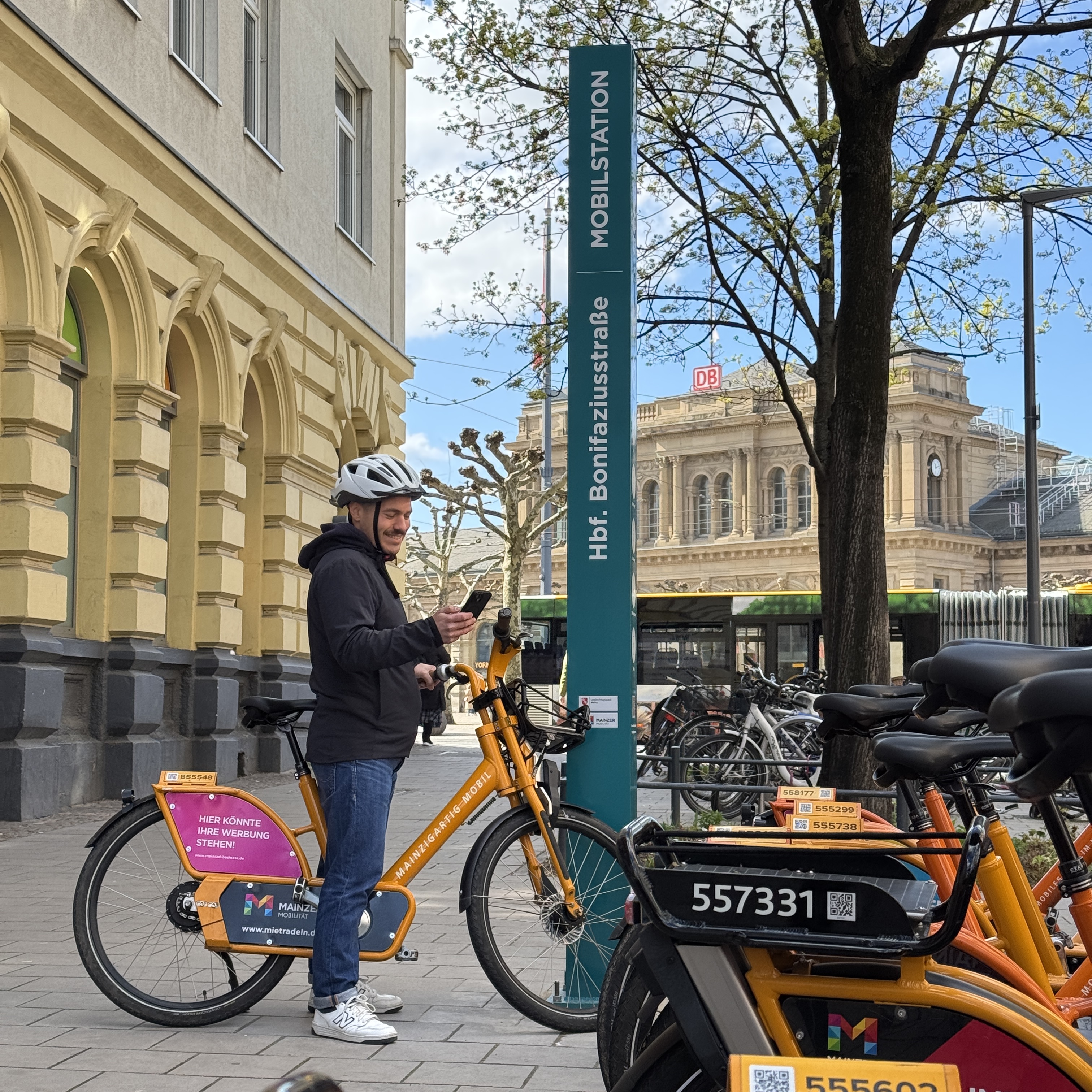 meinRad-Kunde vor der Mobilstation