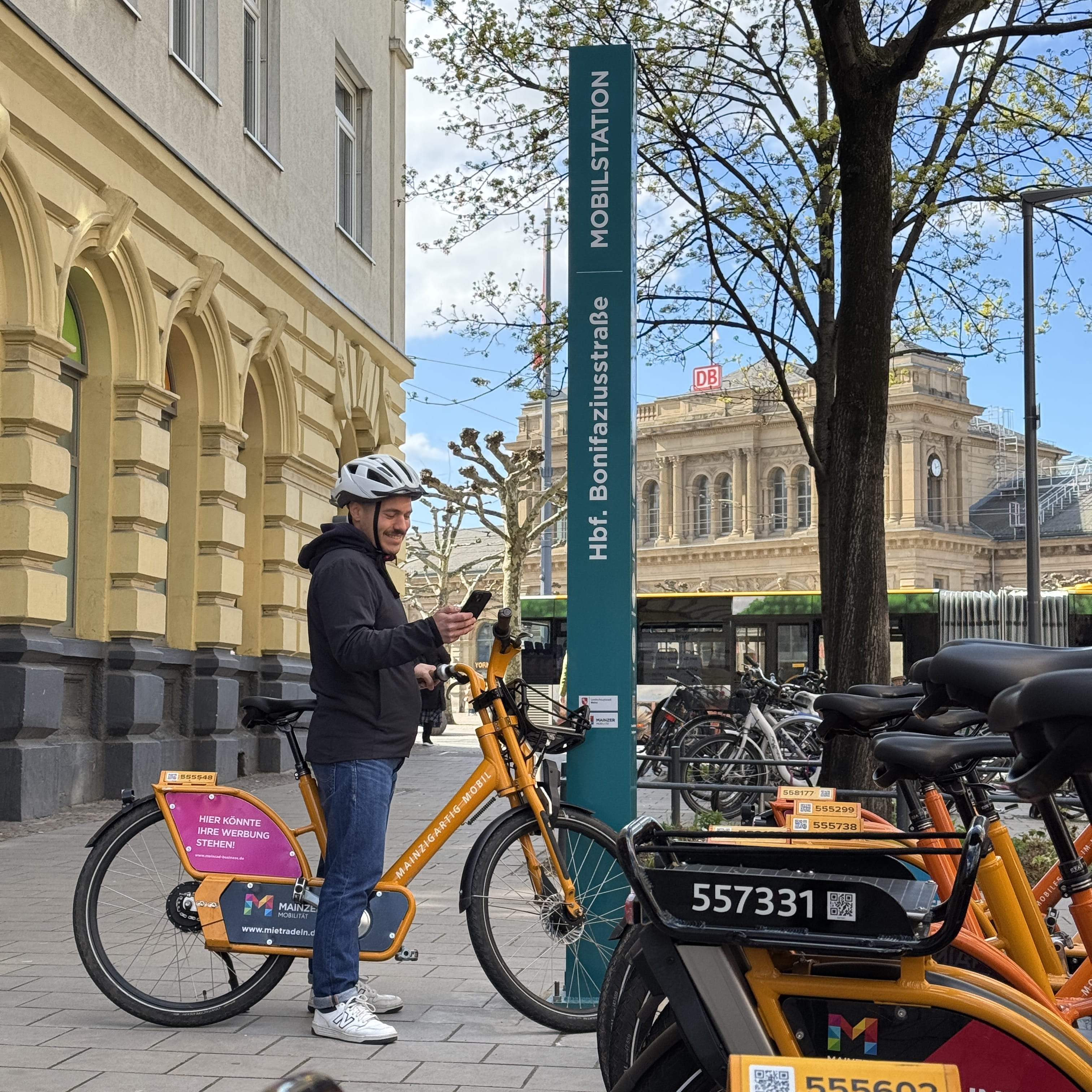 meinRad-Kunde vor der Mobilstation