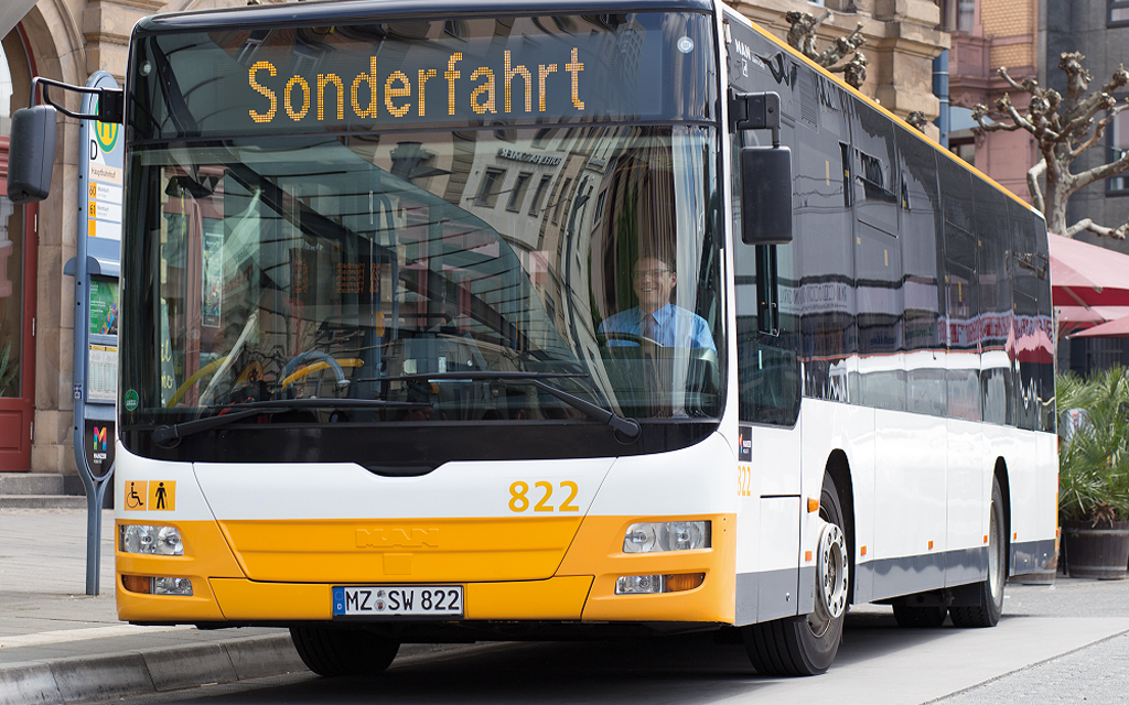 Bus mit Zielschild Sonderfahrt