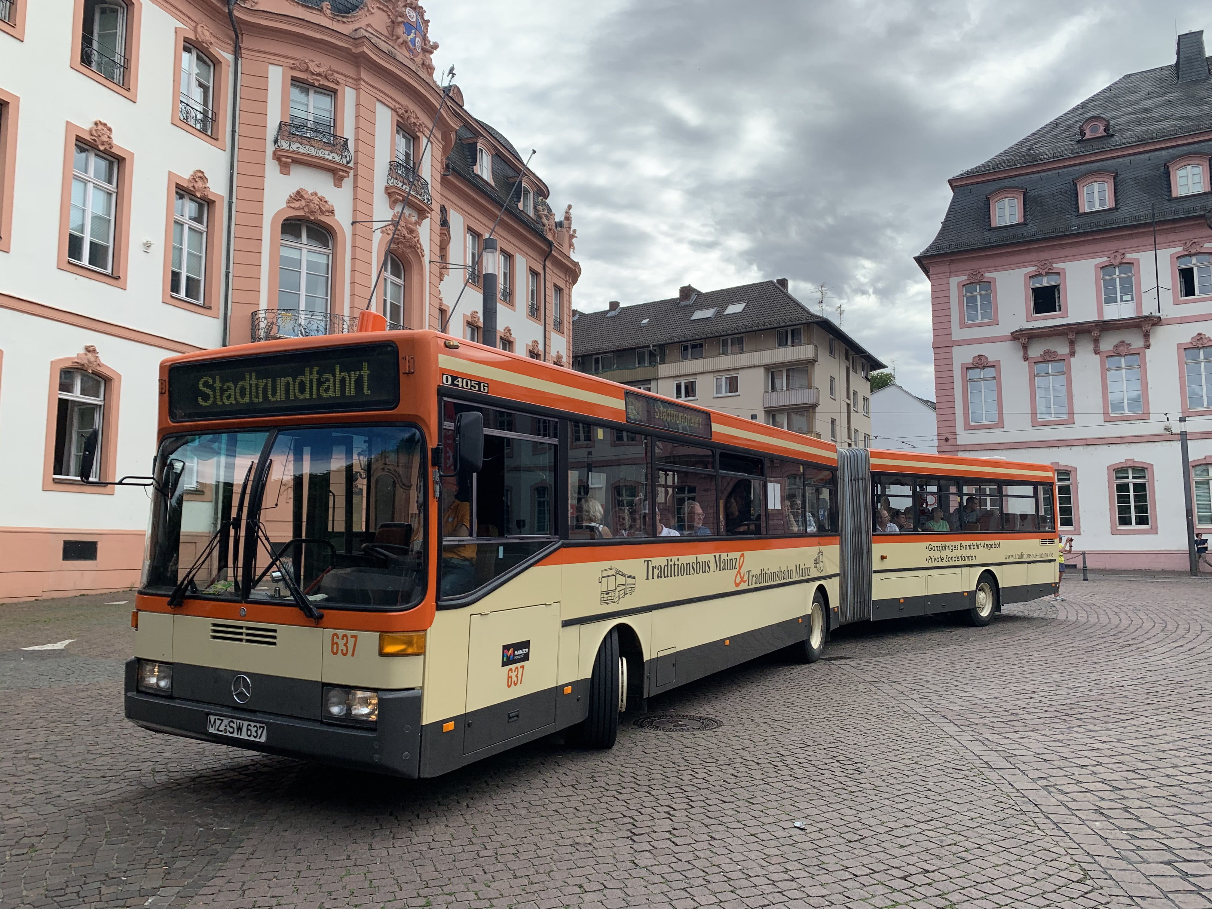 Foto des historischen Busses vor dem Osteiner Hof