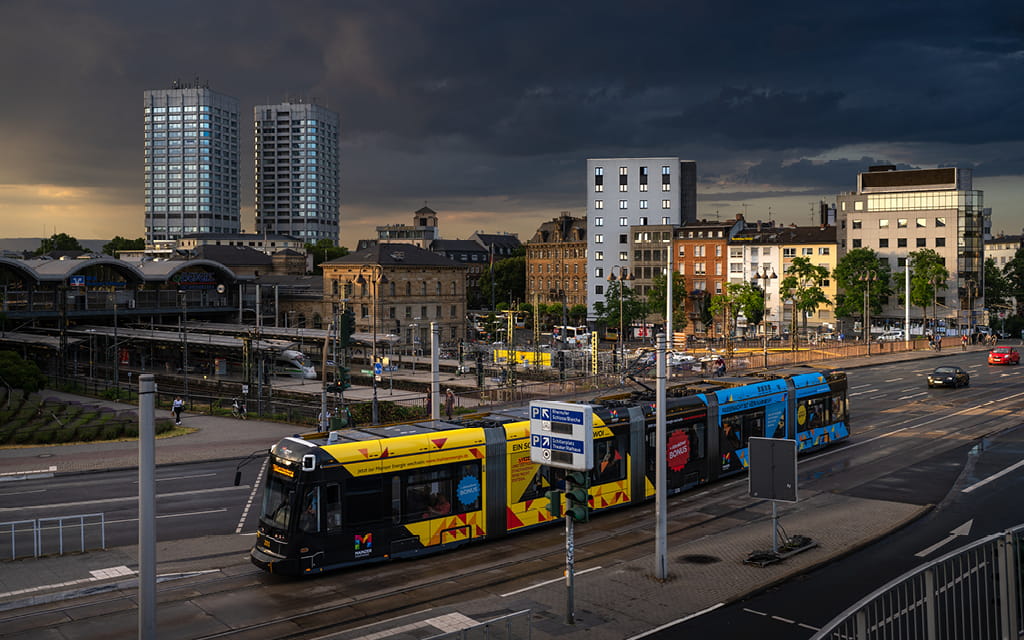 Foto von einer Straßenbahn auf der Alicenbrücke am Hauptbahnhof West in der Dämmerung 