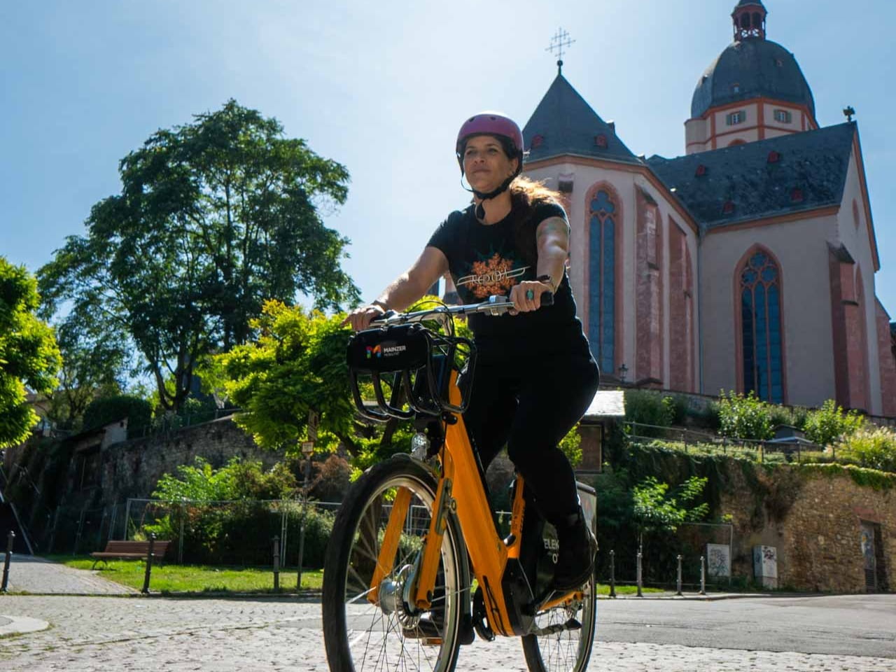 Foto einer Frau auf einem Fahrrad