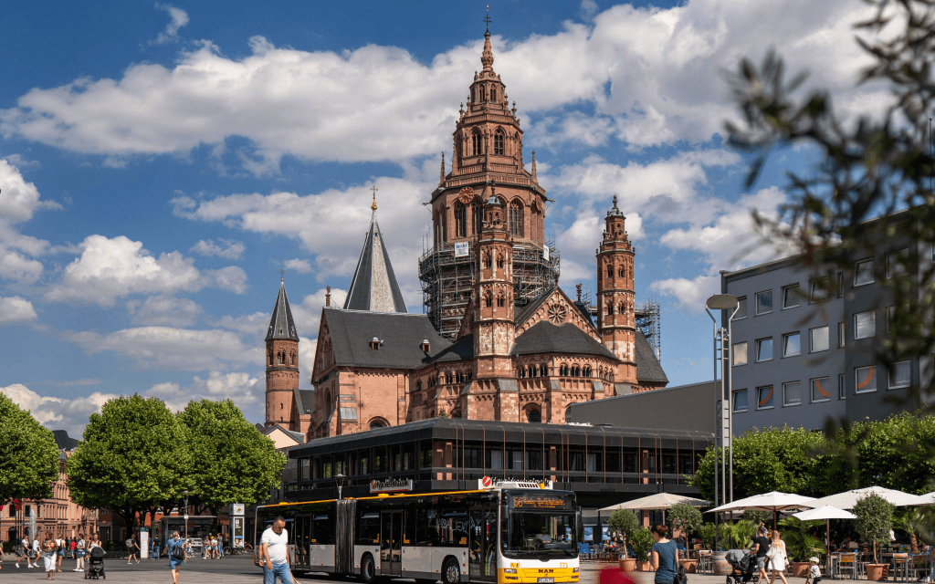 Foto des Doms mit einem vorbeifahrendem Bus davor