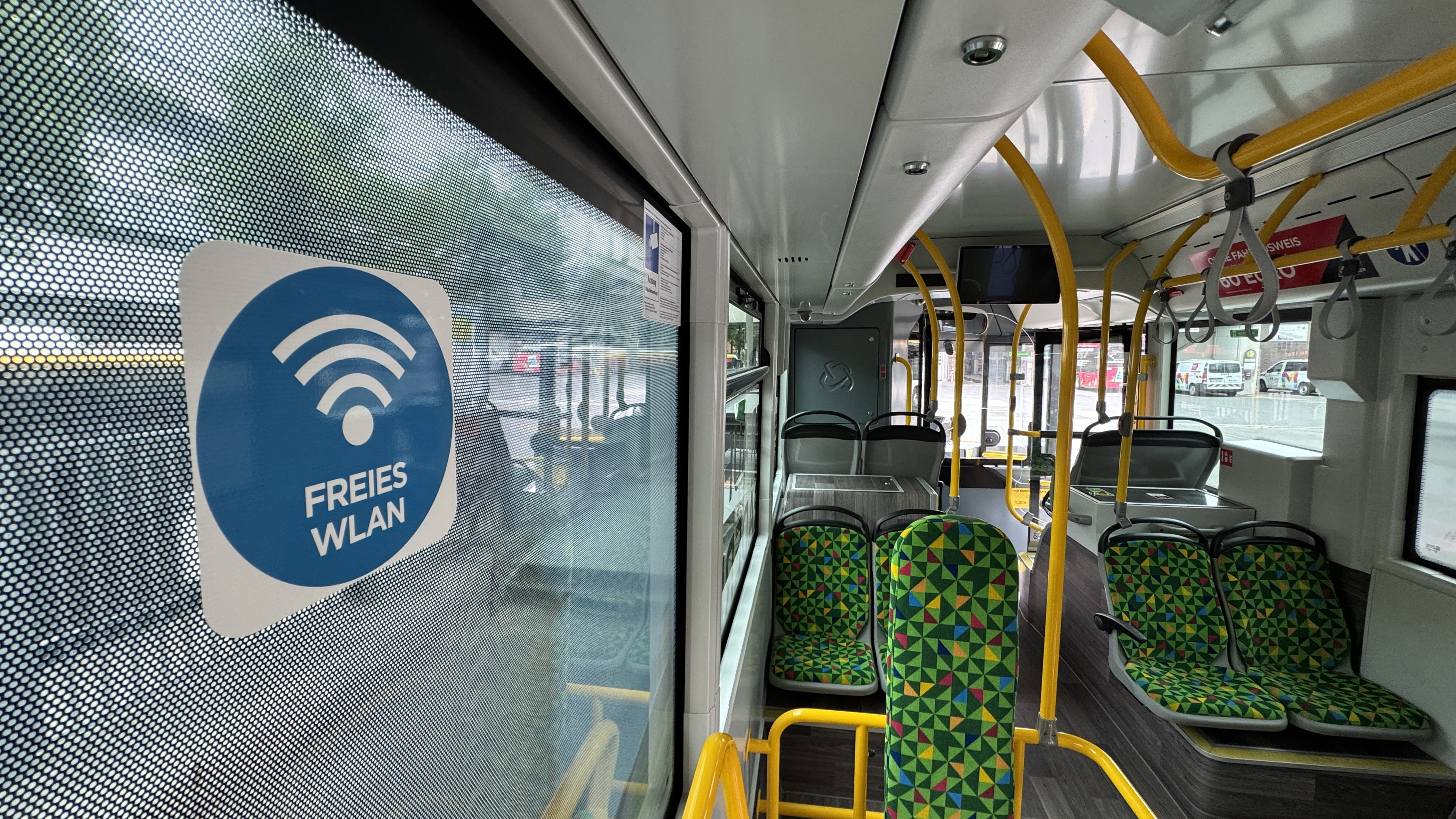 Foto des WLAN-Aufklebers in einem Bus