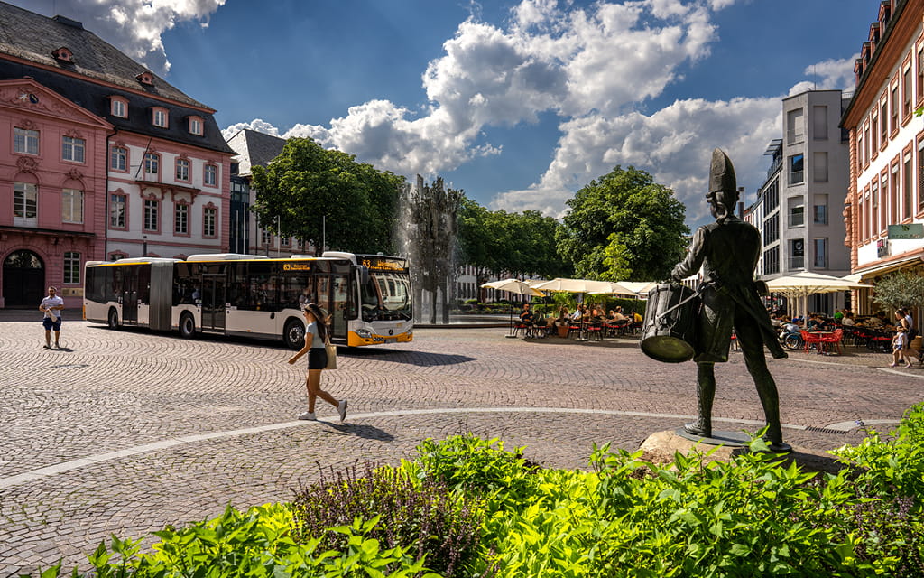 Foto der Linie 63 am Fastnachtsbrunnen am Schillerplatz an einem sonnigen Tag