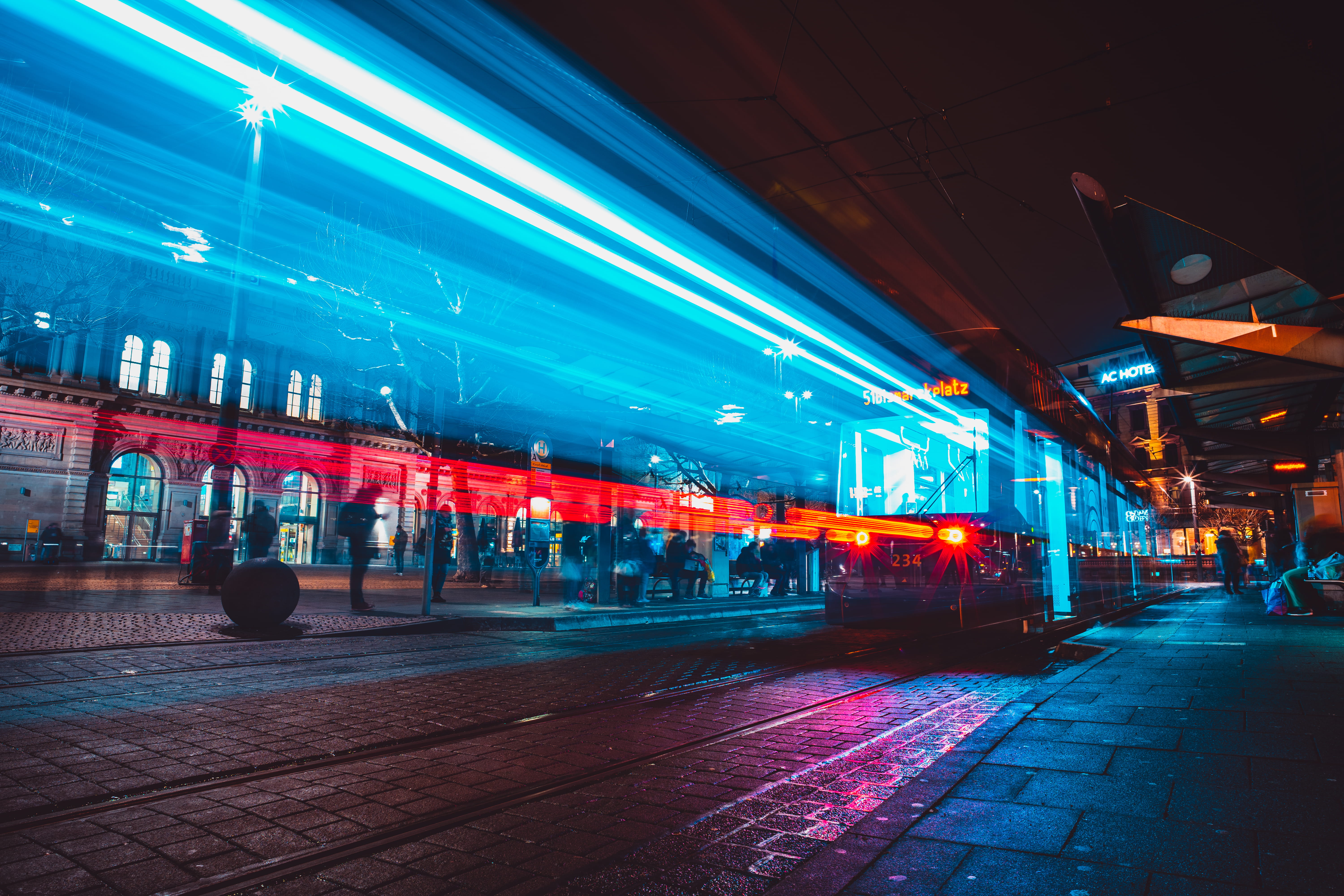 Foto einer Straßenbahn bei Nacht am Schillerplatz