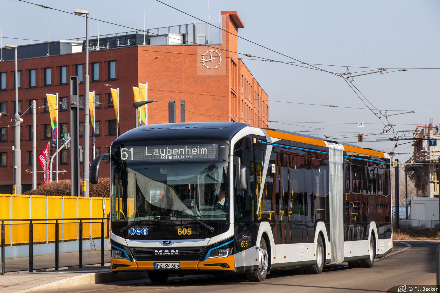Foto eines MAN-E-Gelenkbusses Baujahr 2022