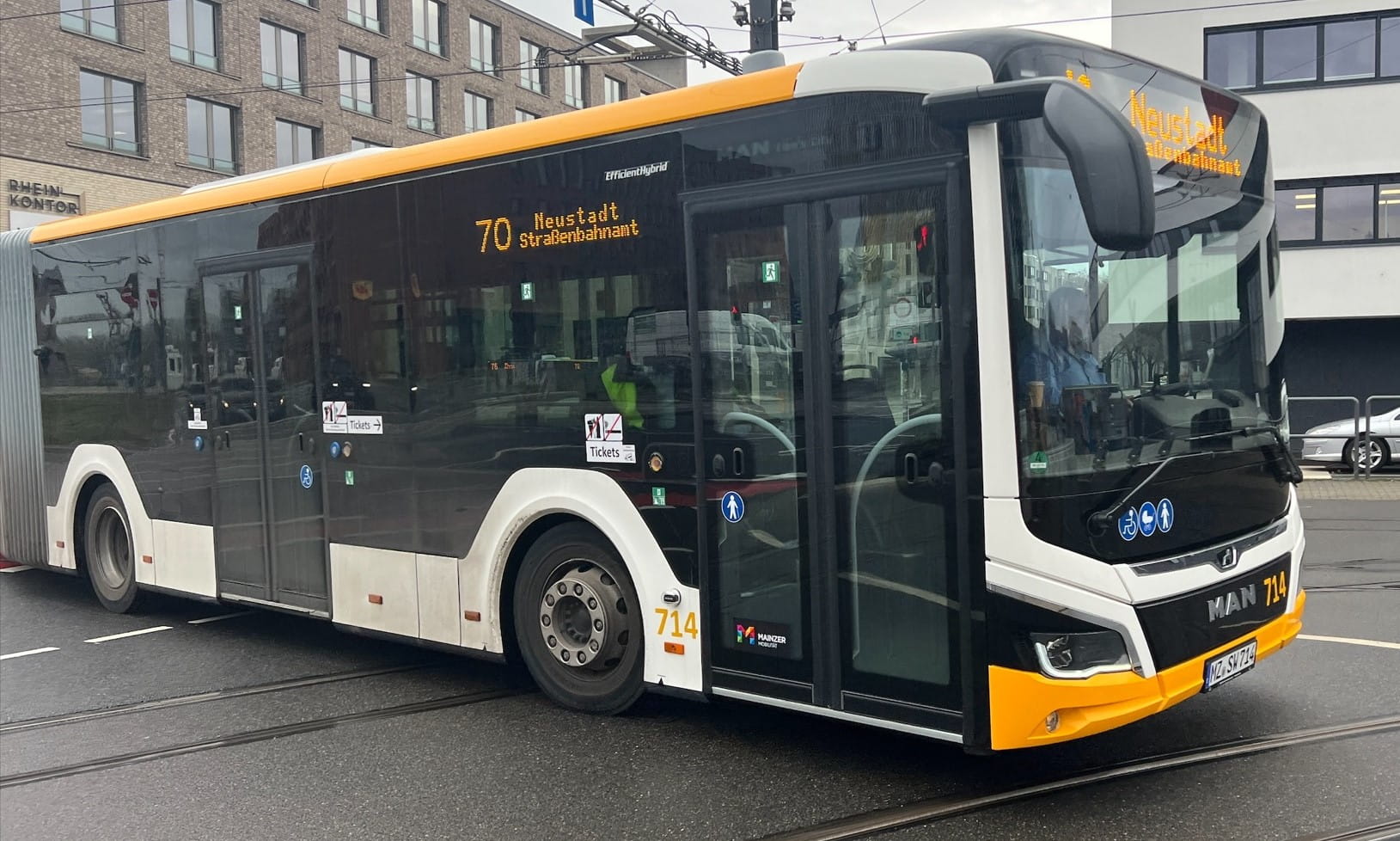 Front- bzw. Seitenansicht des MAN Lions City 18 Busses