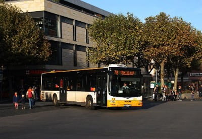 Ein MAN Lions City Bus fährt auf einen Vorplatz